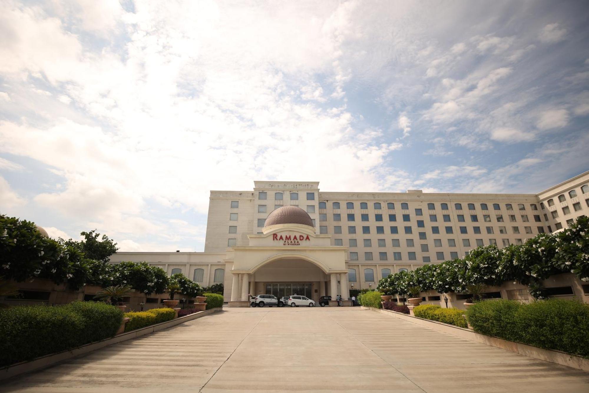 Ramada Plaza By Wyndham Lucknow Otel Dış mekan fotoğraf