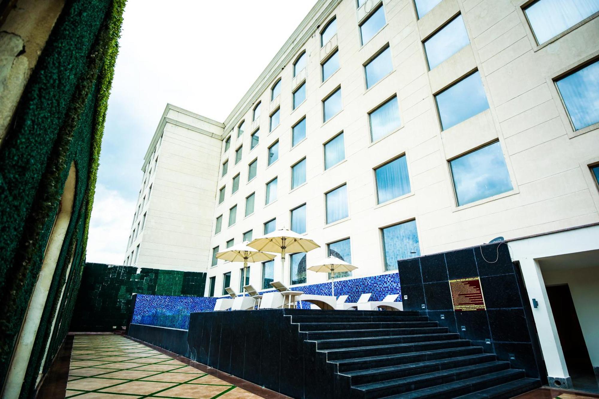 Ramada Plaza By Wyndham Lucknow Otel Dış mekan fotoğraf