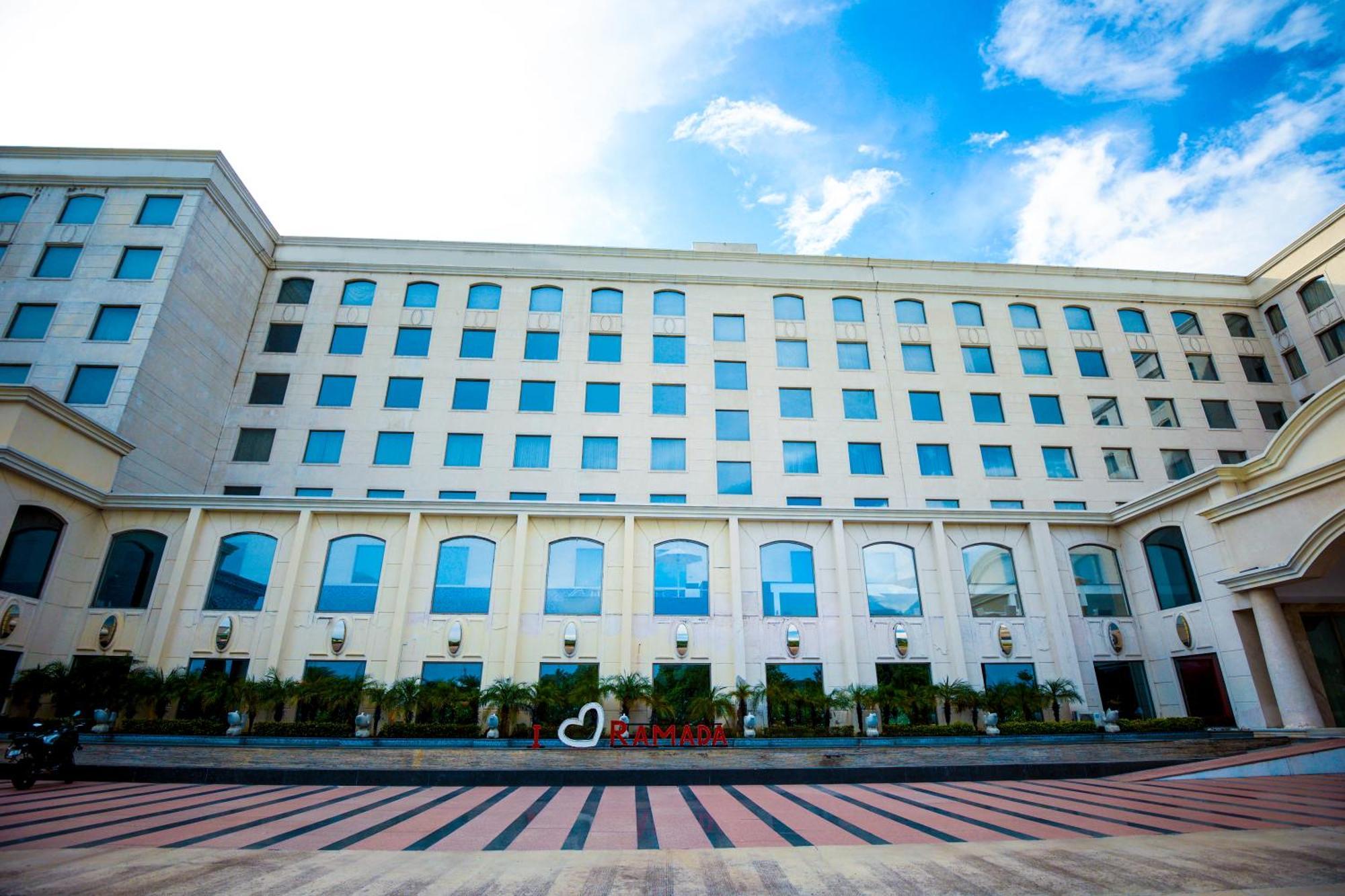 Ramada Plaza By Wyndham Lucknow Otel Dış mekan fotoğraf