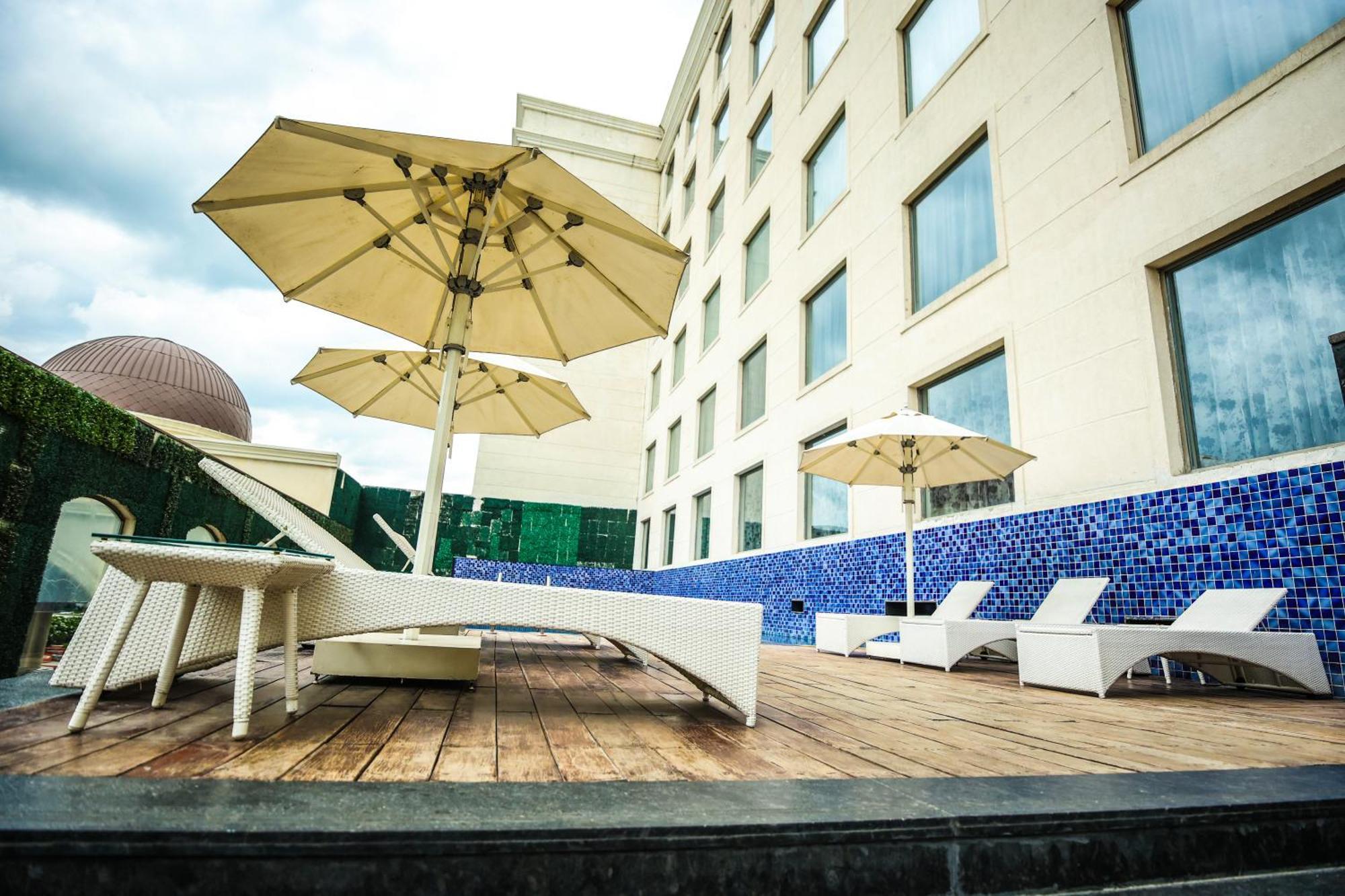 Ramada Plaza By Wyndham Lucknow Otel Dış mekan fotoğraf