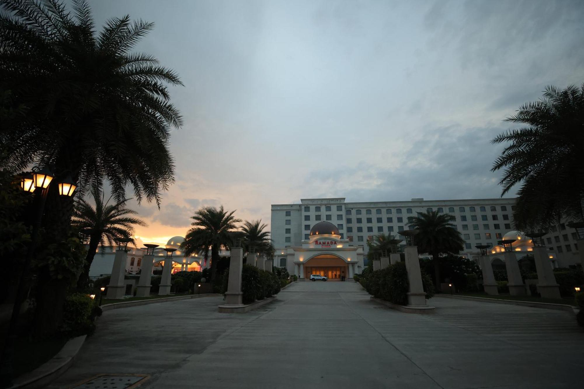 Ramada Plaza By Wyndham Lucknow Otel Dış mekan fotoğraf