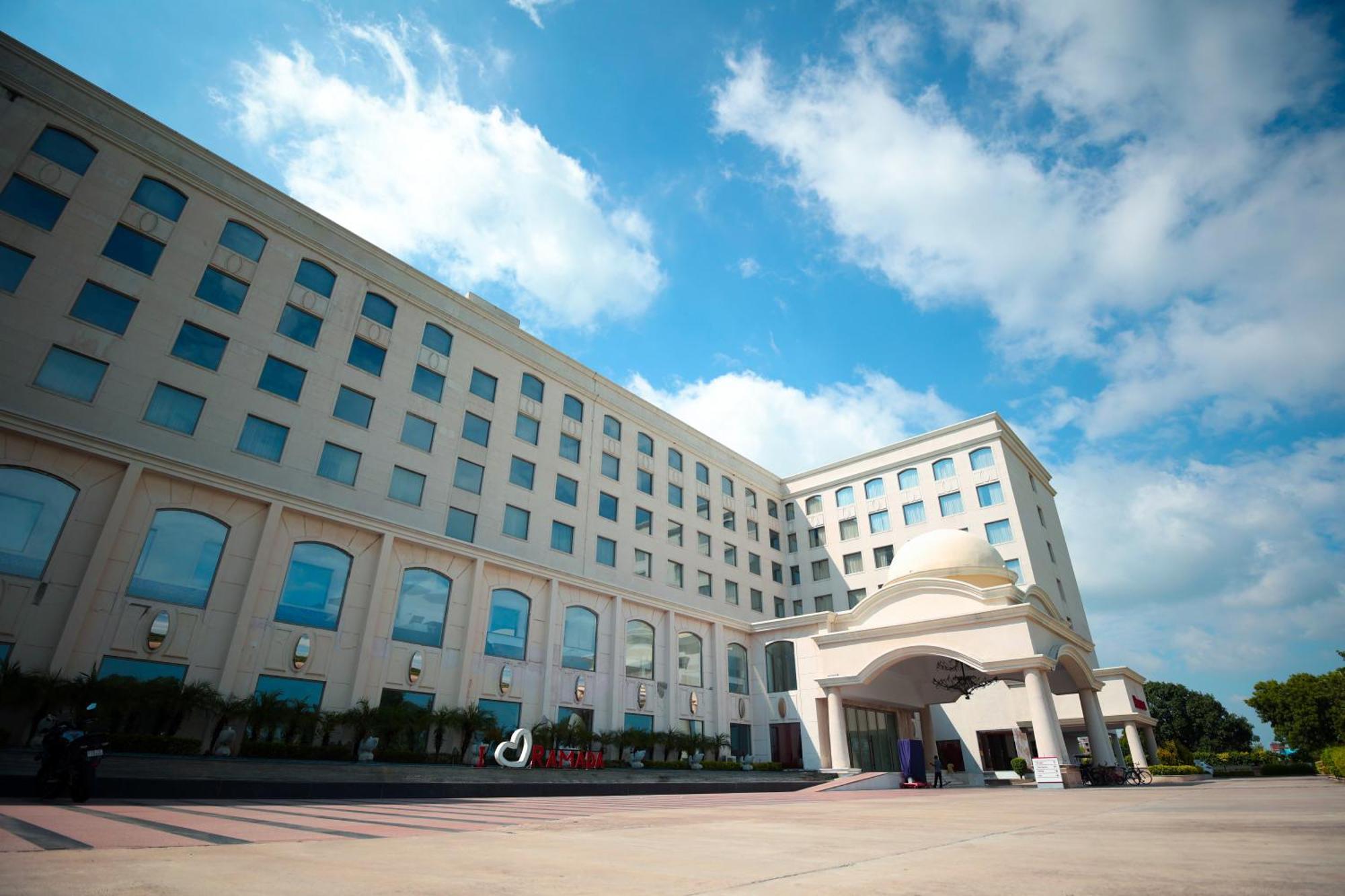 Ramada Plaza By Wyndham Lucknow Otel Dış mekan fotoğraf